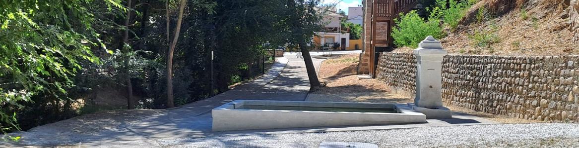 Fuente rectangular con pilar y caños de agua