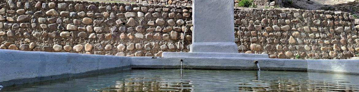 Pilón de agua con dos caños y pilar