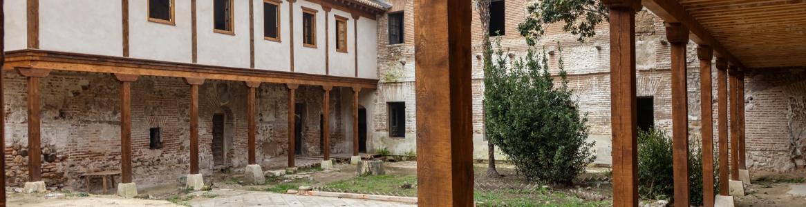 galería con pilares de madera abierta a un patio interior