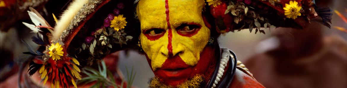 Hombre de la tribu Huli con “manda” (tocado) con flores siemprevivas y plumas / Foto: Pedro Saura. Uantoks