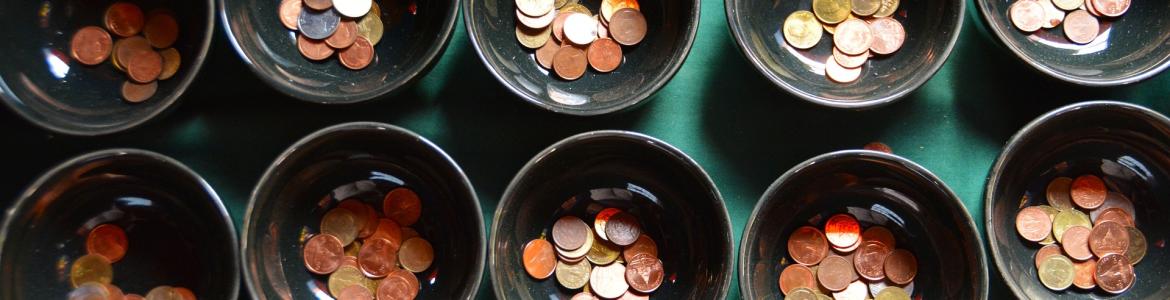 Cuencos con monedas de euro.