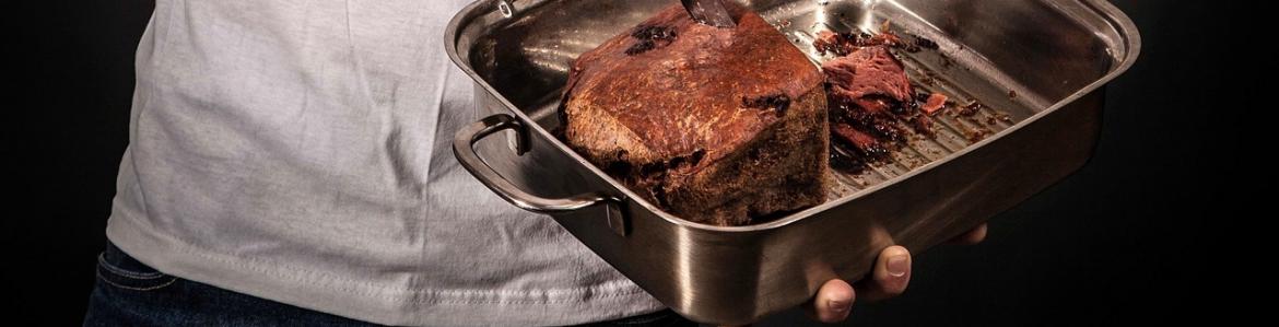 Cocinero en restaurante con una bandeja y un pincho