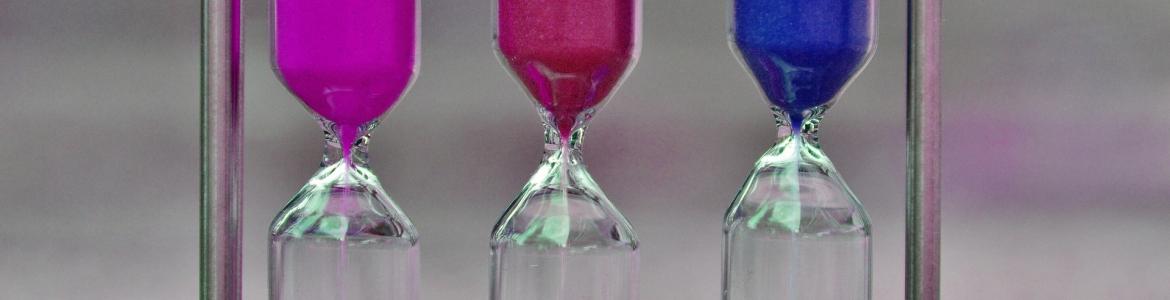 Relojes de arena de colores: rosa, rojo y azul