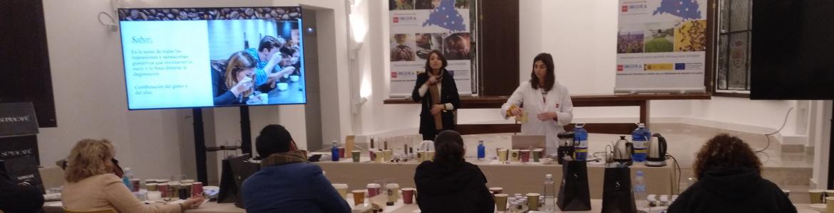 Personas en un curso catando café