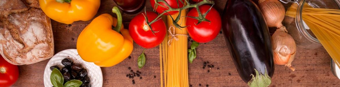 grupo de alimentos vegetales sobre una mesa