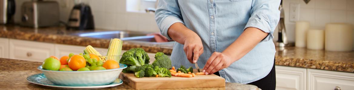 mujer con sobrepeso cocinando