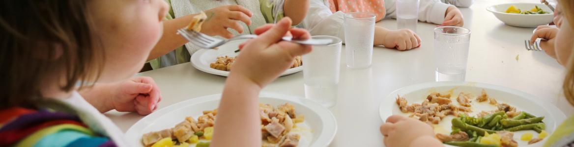 niños sentados comiendo