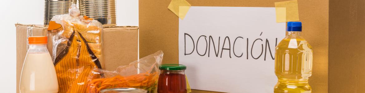 Caja de cartón y varios alimentos para donar