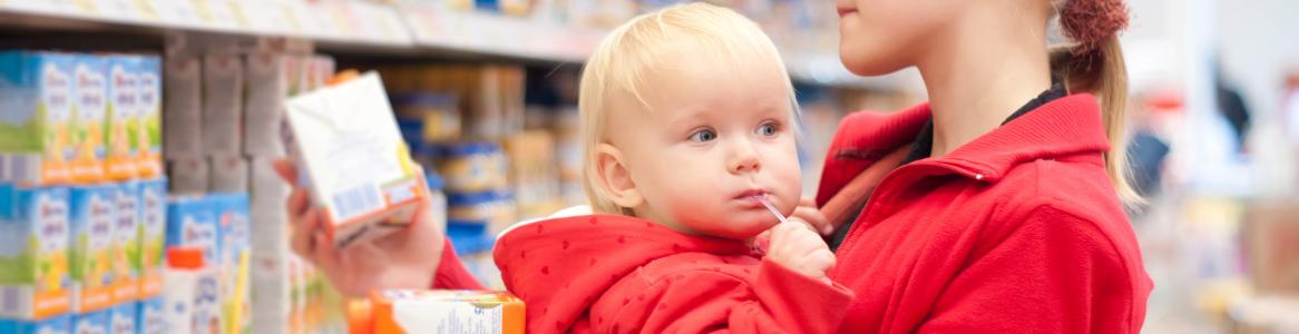 Alimento infantil Madre con bebé en el supermercado
