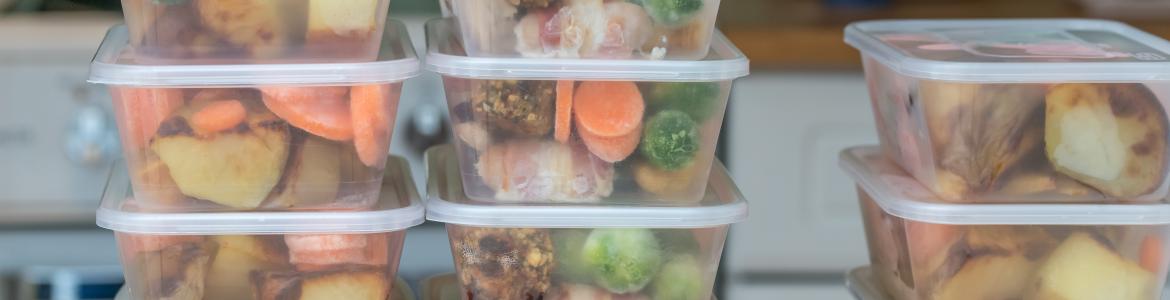 varias tarteras con alimentos varias tarteras con alimentos