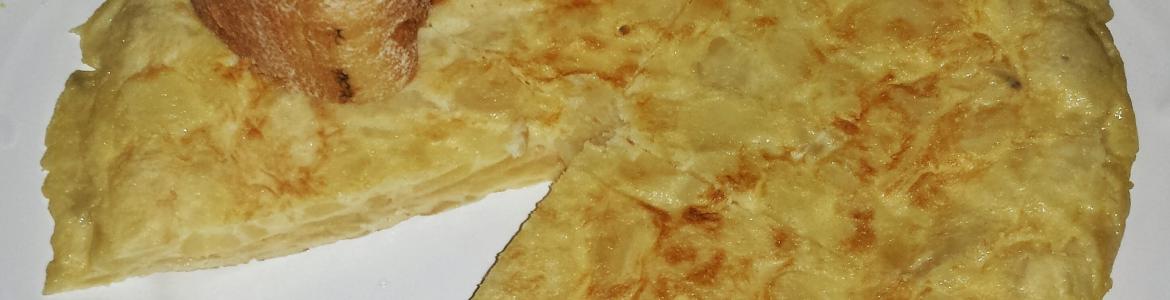 plato con pincho de tortilla y pan plato con pincho de tortilla y pan