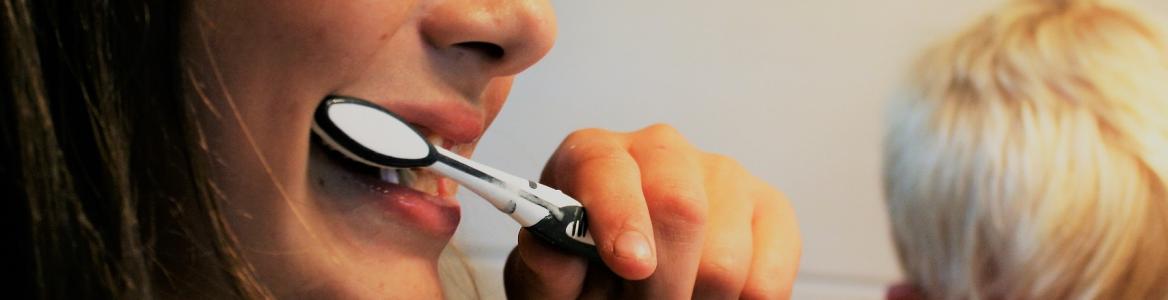Niños cepillándose los dientes