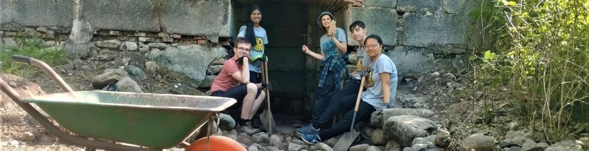 Jóvenes con herramientas en un campo de voluntariado