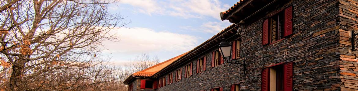 Fachada de piedra en esquina