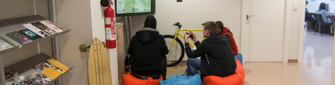 Grupo de jóvenes frente jugando a un videojuego