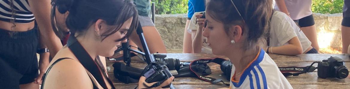Chicas con cámara de fotos