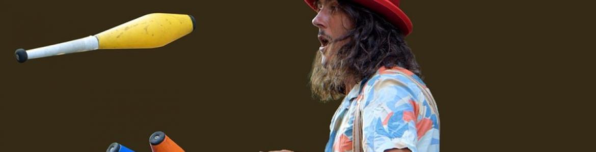 chico haciendo malabares encima de monociclo