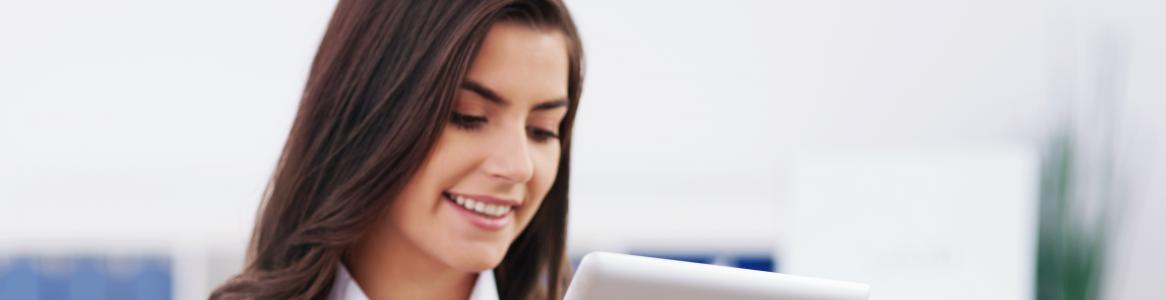 mujer con tablet en mano