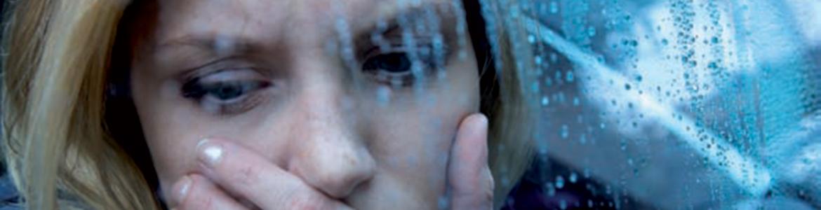 depresión foto de una mujer con mirada triste en un día lluvioso