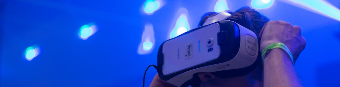 Sujeta una gafa de realidad virtual que está probando
