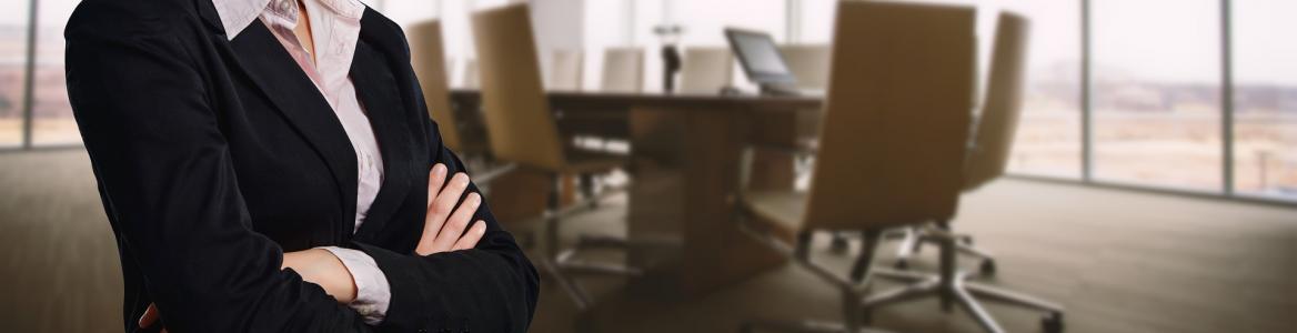 Mujer en una sala de juntas
