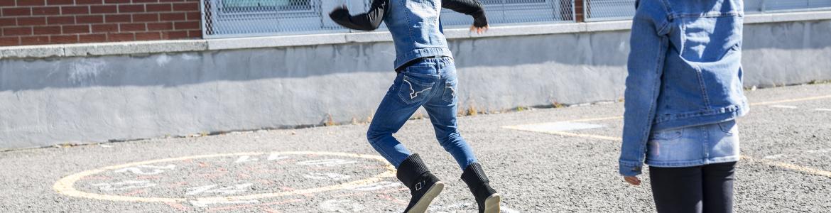 Normativa sobre mascarillas en los patios de los colegios Dos niñas jugando en el patio de colegio