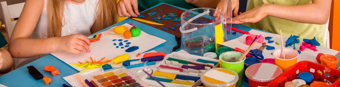 Niños en una clase de infantil Niños en una clase de infantil