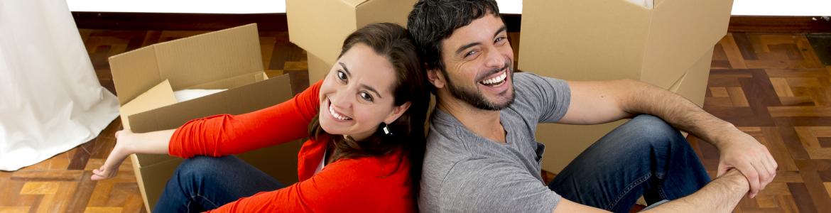 Jóvenes haciendo mudanza Jóvenes haciendo mudanza