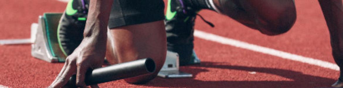 Atleta en línea de salida a punto de comenzar carrera.