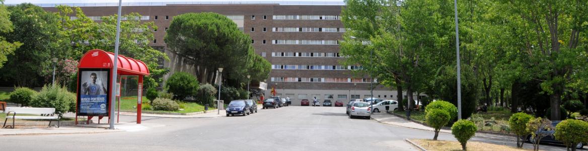 Vista fachada lateral del acceso a la Residencia de Mayores y Centro de Día Colmenar Viejo Vista lateral de la entrada Residencia de Mayores y Centro de Día Colmenar Viejo