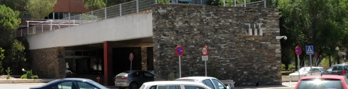 Vista lateral entrada Residencia de Mayores y Centro de Día Francisco de Vitoria