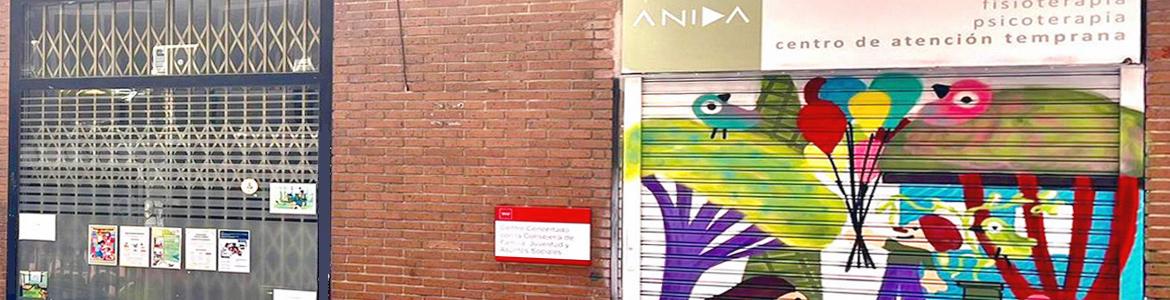 Fachada del Centro de Atención Temprana Anida, con cierre decorado con dibujos de colores