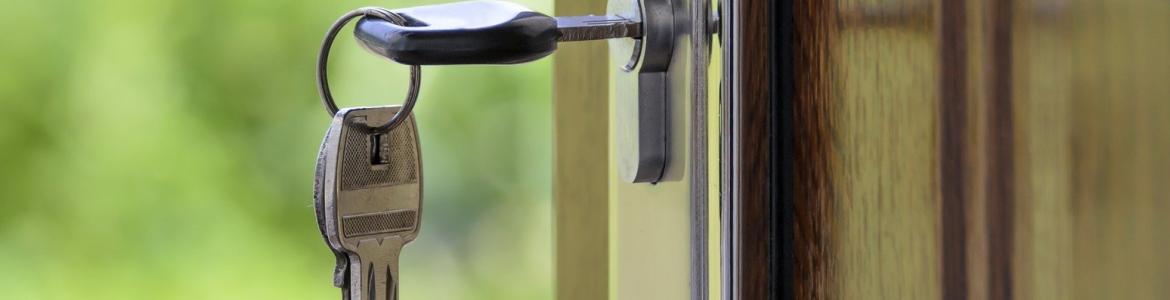 Puerta con las llaves en la cerradura Llaves en una cerradura
