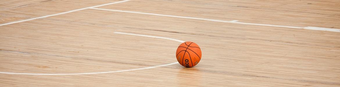 Cancha y pelota de baloncesto