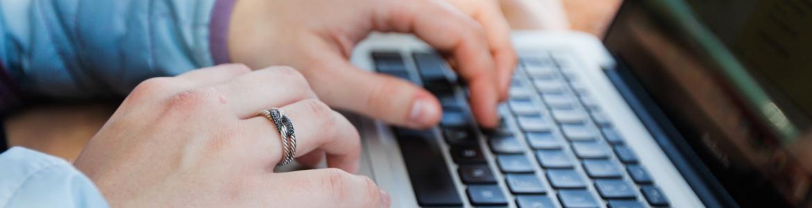 tecleando manos sobre portátil