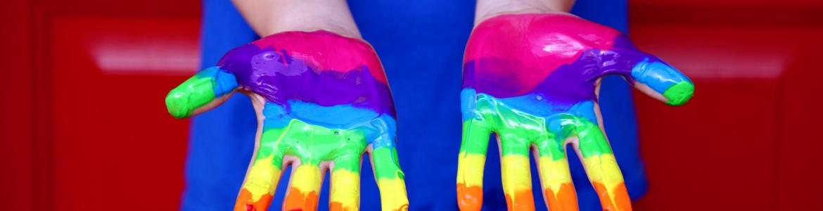 Manos pintadas con bandera arcoiris