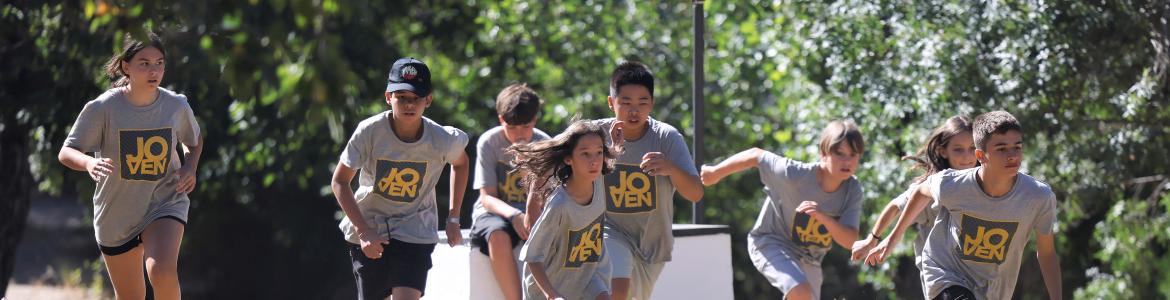 Jóvenes jugando en un campamento