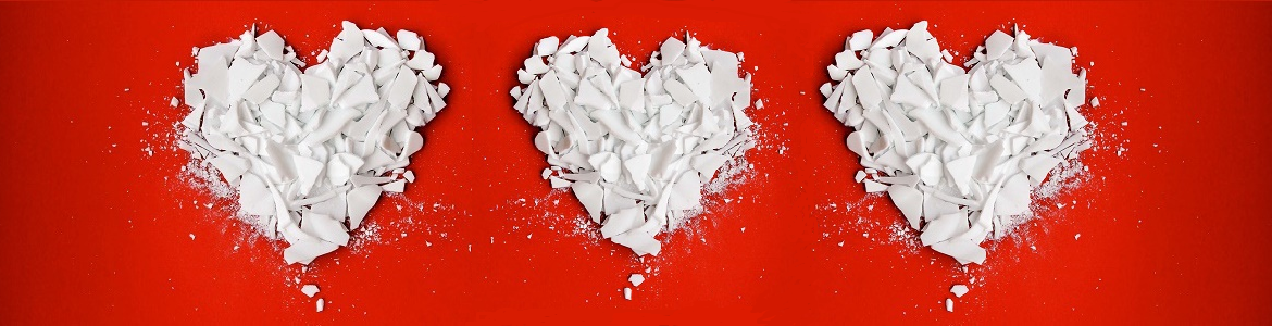 Violencia de género Dos corazones blancos con fondo rojo