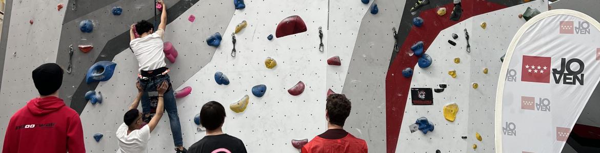 Jóvenes escalando en un rocódromo interior