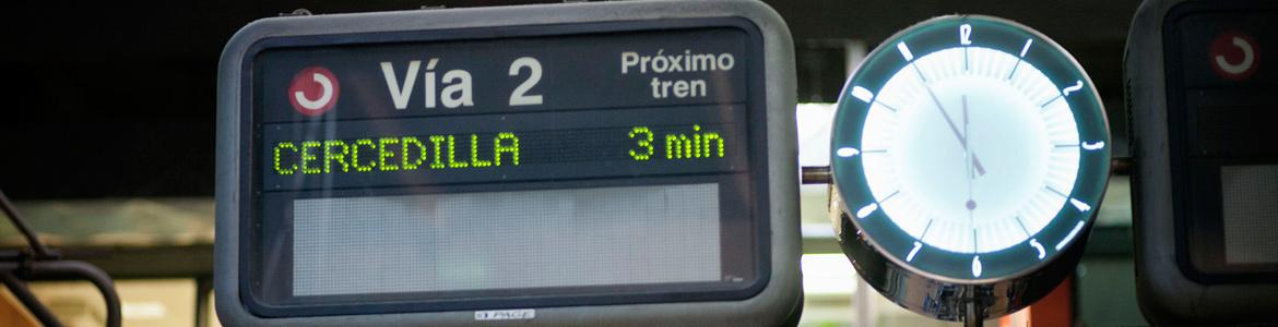 Display y reloj en estación de Cercanías