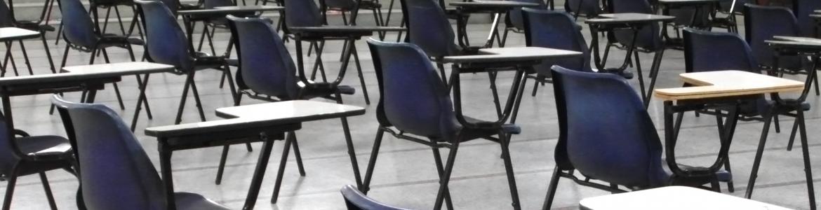 Aula vacía llena de sillas con apoyabrazos