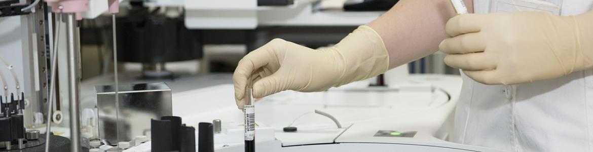 Un técnico preparando muestras en laboratorio Laboratorio