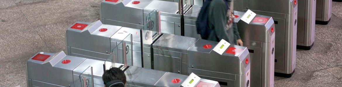 Tarifas del transporte público Canceladoras de billetes en vestíbulo de Renfe/Metro