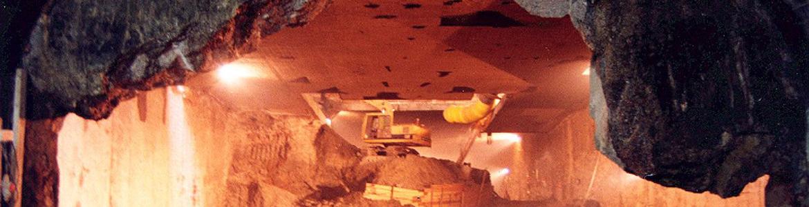 Excavadora trabajando en la caverna de la estación