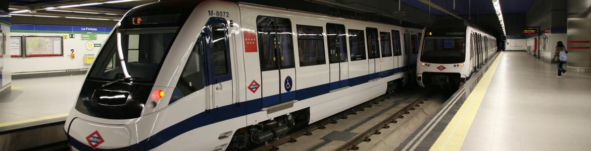 Tren serie 8000 entrando en una estación