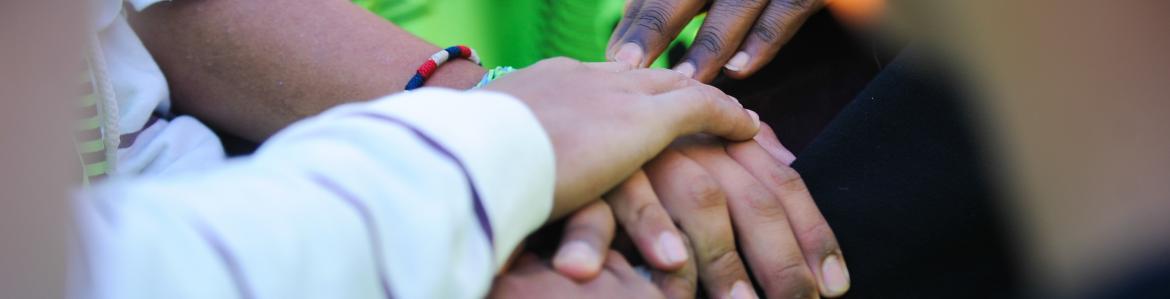 Manos unidas en equipo