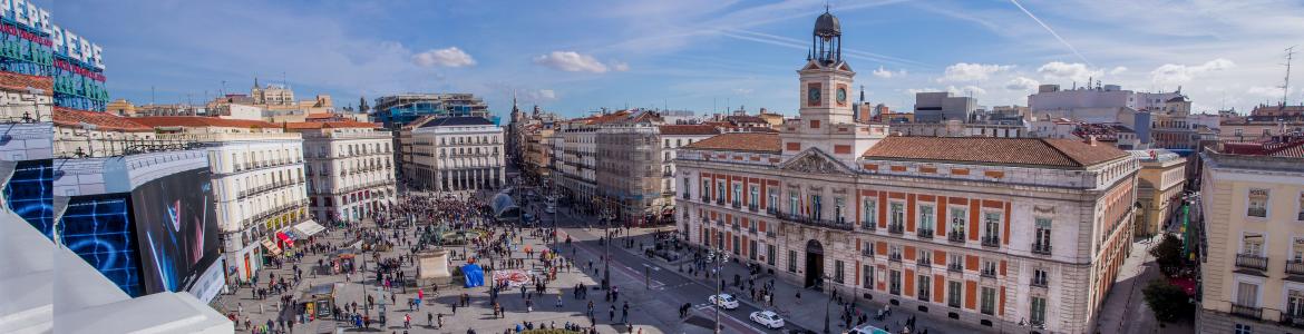 Puerta del Sol con la Real Casa de Correos y edificios adyacentes Vista panorámica de la madrileña Puerta del Sol con la Real Casa de Correos