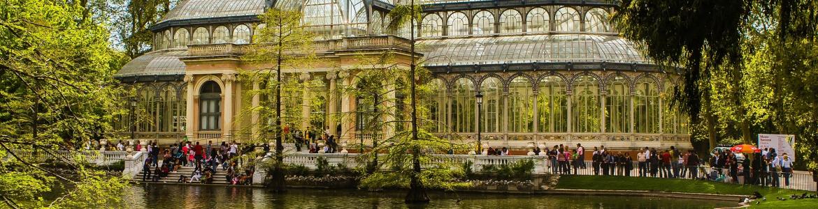 Estanque y palacio de cristal del parque El Retiro de Madrid