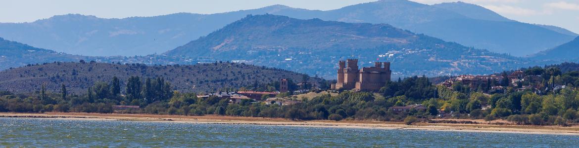 Embalse y castillo de Manzanares