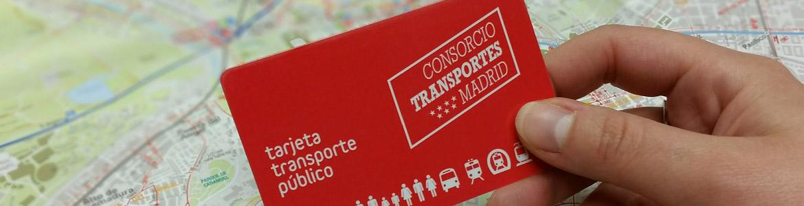 Tarjeta Transporte Público Imagen de mano sosteniendo una Tarjeta Transporte Público